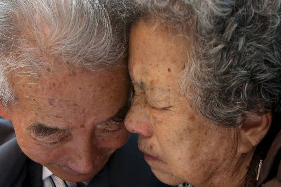 Famílias coreanas  se despedem após 1ª reunião em 60 anos