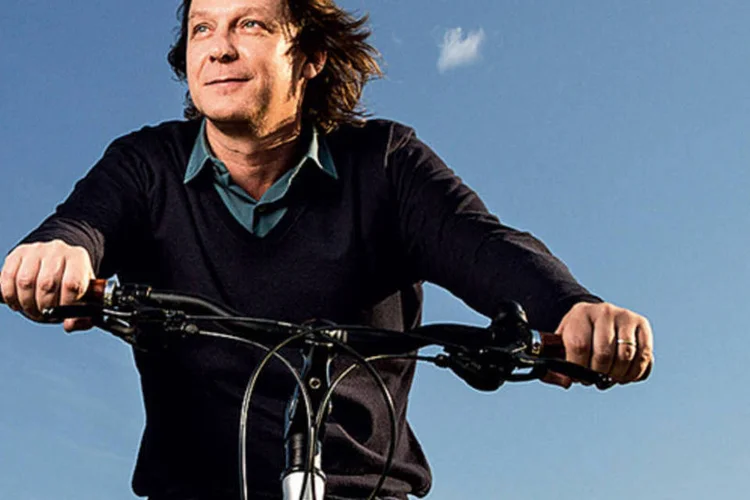 Marco Versolato, vice-presidente de criação da agência DM9DDB, trocou carro por bicicleta (Omar Paixão / VOCÊ S/A)