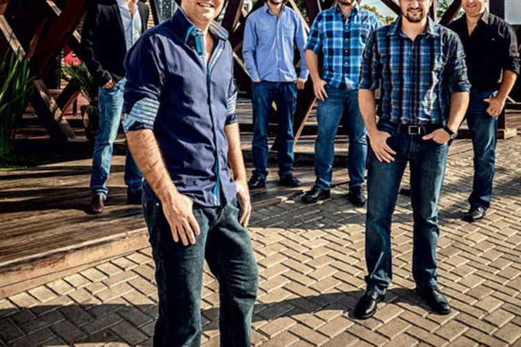 Charles Bonissoni (à frente) e os sócios Fabricio Maggi, Bruno Maggi, Fábio Borba, Gurlan Rosset e Eduardo Campagnoni (da esq. para a dir.): sertanejo universitário (Raphael Gunther)