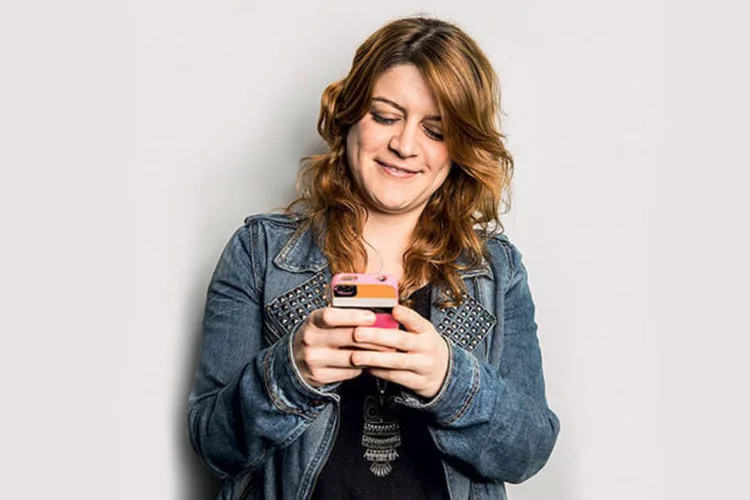 Ludmila Maia, redatora da agência Remix. As ideias da jovem profissional fluem melhor por escrito, e ela prefere mandar e-mails em vez de entabular uma conversa. (Luiz Maximiano / VOCÊ S/A)
