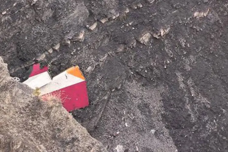 Captura de tela de um vídeo da AFP TV mostra destroços do Airbus A320, da Germanwings, nos Alpes franceses (DENIS BOIS/AFP)