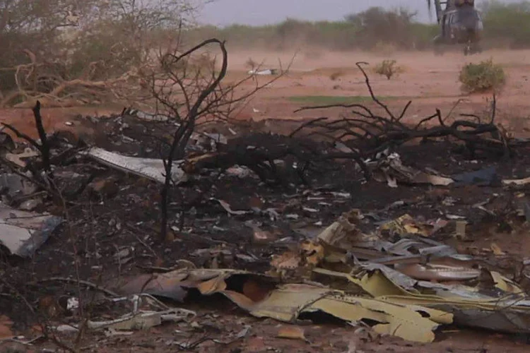 
	Destro&ccedil;os do avi&atilde;o da Air Alg&eacute;rie, que caiu no Mali, matando 118 pessoas
 (ECPAD/Handout via Reuters)