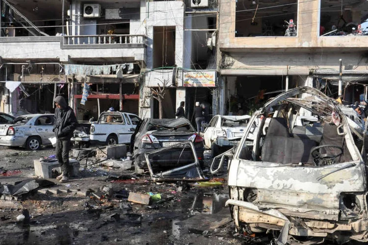 
	Destro&ccedil;os ap&oacute;s explos&atilde;o em Homs: dezessete pessoas ainda est&atilde;o no hospital, uma delas em estado grave, segundo o governo
 (Reuters)
