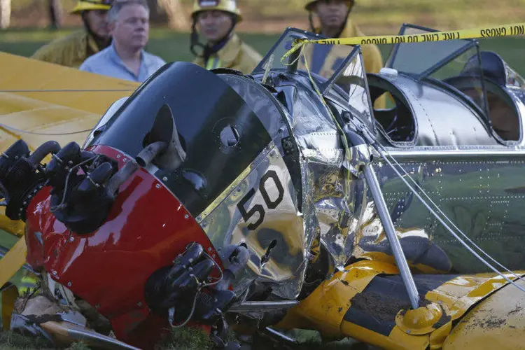 Os destroços do avião onde estava Harrison Ford, após queda em campo de golfe (Lucy Nicholson/Reuters)