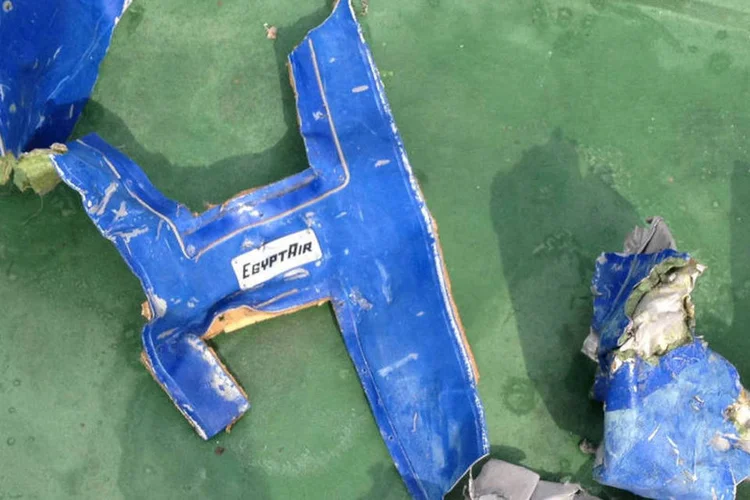 
	Destro&ccedil;os da aeronove da EgyptAir: objeto que registra os par&acirc;metros t&eacute;cnicos do voo foi resgatado do Mediterr&acirc;neo com mem&oacute;ria danificada
 (Egyptian Military/ Reuters)