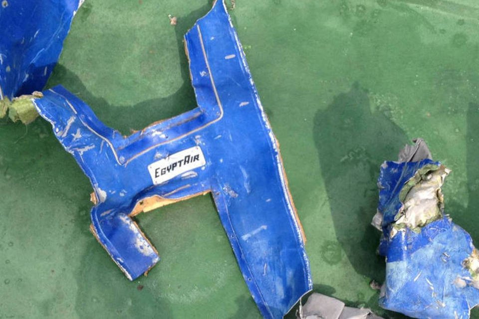 Técnicos consertam uma caixa-preta do avião da EgyptAir