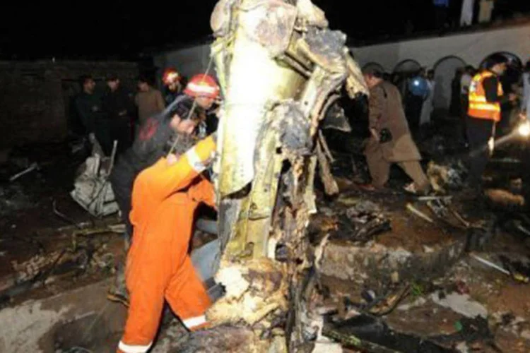 Fortes chuvas e ventos atingiam partes da capital no momento do acidente (©AFP / Aamir Qureshi)
