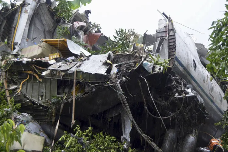 
	Destro&ccedil;os do avi&atilde;o de carga russo que caiu no Sud&atilde;o de Sul: o avi&atilde;o poderia ter cerca de 20 pessoas a bordo entre a tripula&ccedil;&atilde;o e &quot;provavelmente&quot; de 10 a 15 passageiros
 (Stringer / Reuters)