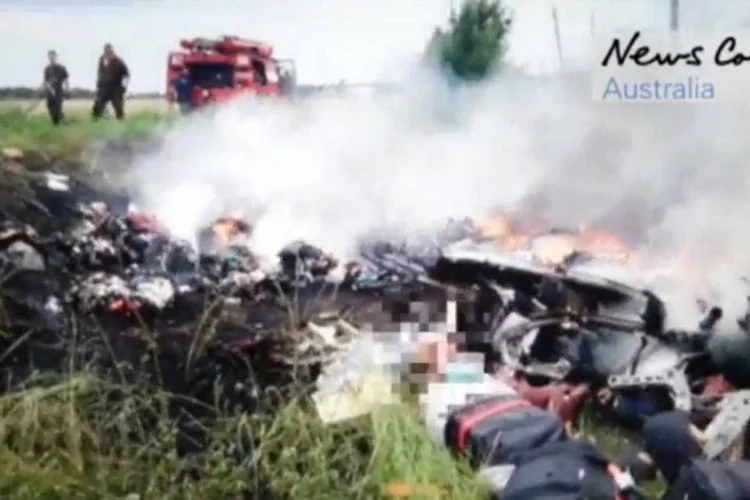 Destroços do MH17: vídeo inédito obtido pelo jornal australiano The Daily Telegraph mostra o momento em que supostos rebeldes chegam ao local da queda do Boeing da Malaysia Airlines em 17 de julho de 2014 (Reprodução/News Corp Australia)