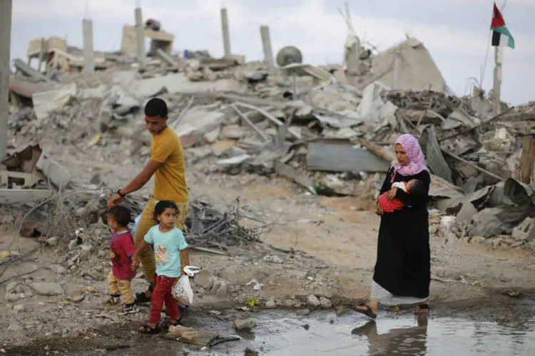 Destroços em Gaza:  (Ibraheem Abu Mustafa/Reuters)