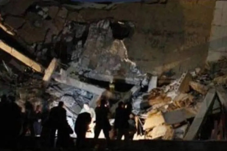 O ataque destruiu várias construções do complexo residencial de Kadafi situado no centro da capital (AFP)