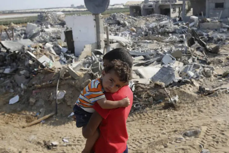 Destroços de casa em Gaza: jornalista estrangeiro, que não foi imediatamente identificado, está entre os mortos (Ibraheem Abu Mustafa/Reuters)