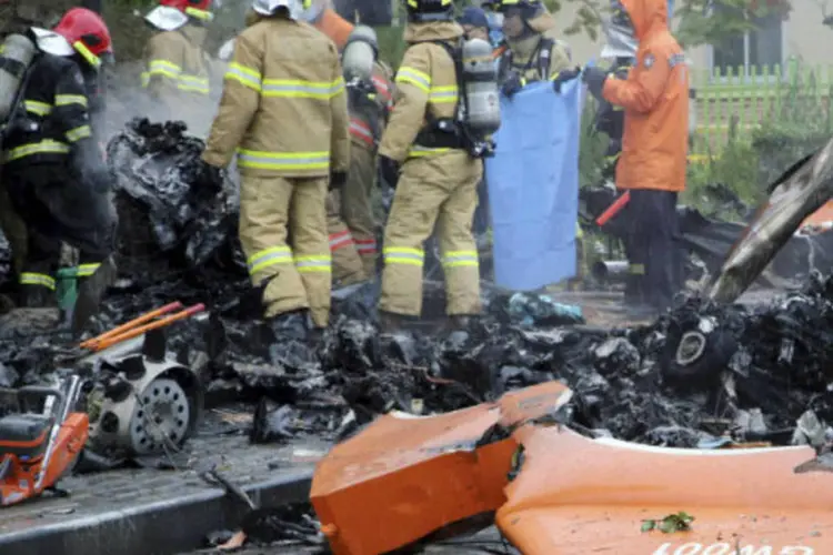 Destroços de helicóptero na Coreia do Sul: queda também deixou ferida uma jovem (Park Cheol-hong/Yonhap)