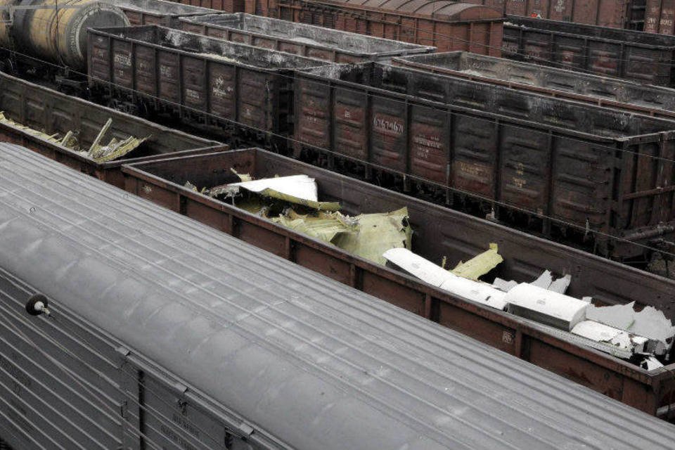 Trem com destroços do avião da Malaysia chega à Carcóvia