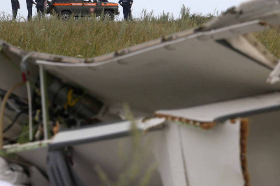 Peritos trabalham na área de queda de avião na Ucrânia