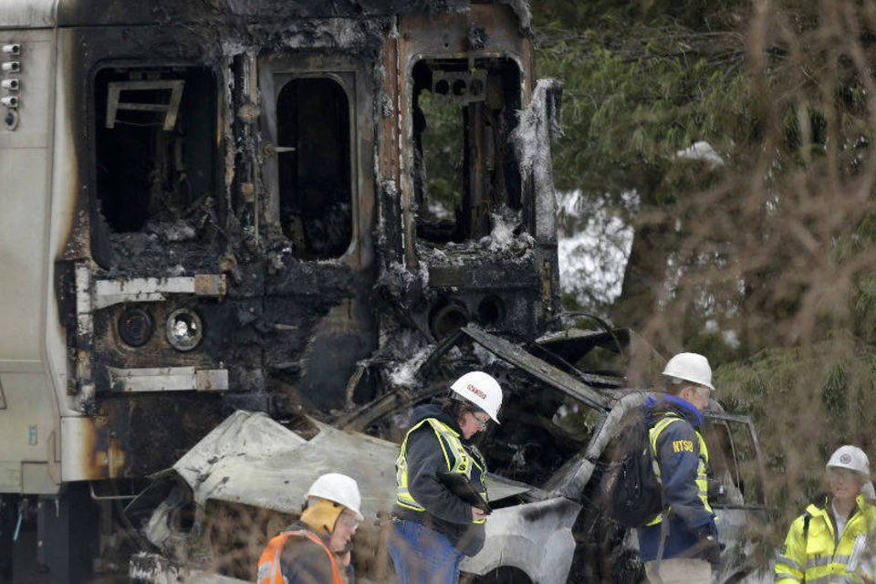 Colisão entre trem e carro deixa 6 mortos em Nova York