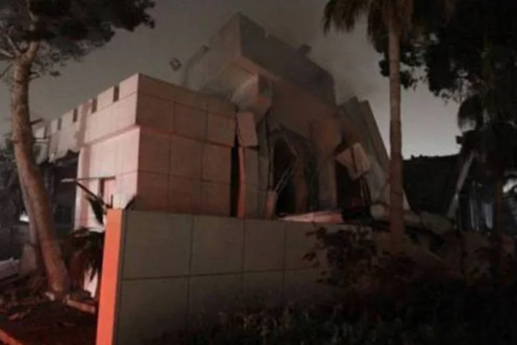 Novos bombardeios acontecem depois de o secretário-geral da Aliança ter advertido na segunda-feira que o tempo havia acabado para Kadafi  (Imed Lamloum/AFP)
