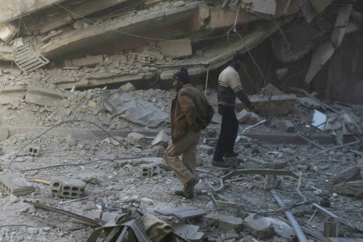 
	Destro&ccedil;os na S&iacute;ria: das v&iacute;timas fatais, 271 eram civis, entre eles 50 menores e 37 mulheres
 (Bassam Khabieh/Reuters)
