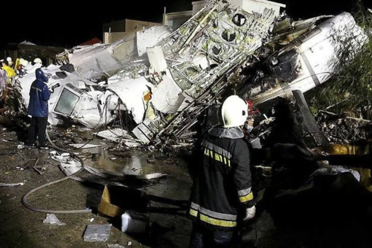 
	Destro&ccedil;os: presidente Ma Ying-jeou ordenou que autoridades esclare&ccedil;am os detalhes do acidente
 (Wong Yao-wen/Reuters)