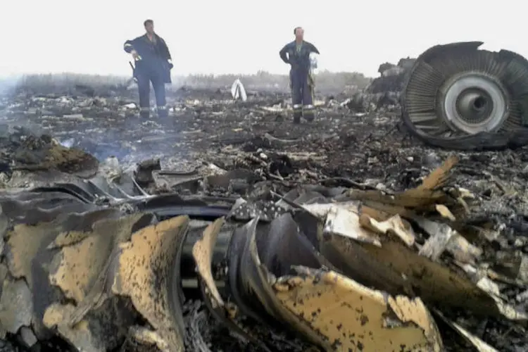 
	Equipes observam os destro&ccedil;os da aeronave da Malaysia Airlines, que caiu na Ucr&acirc;nia
 (Maxim Zmeyev/Reuters)