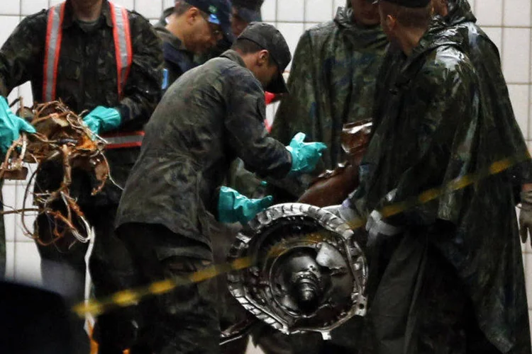 
	Membros da Aeron&aacute;utica recolhem destro&ccedil;os: MP pediu informa&ccedil;&otilde;es sobre a aeronave
 (REUTERS/Paulo Whitaker)