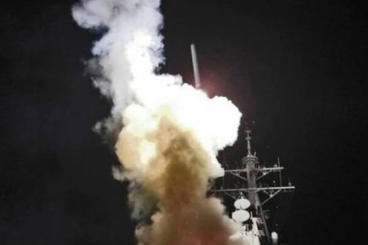 Navio americano que participa das operações na Líbia: Otan confirma participação pelo mar (AFP)