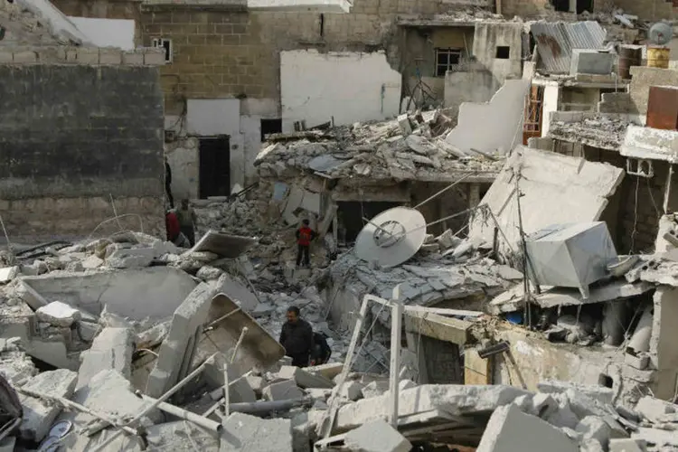 
	Destrui&ccedil;&atilde;o ap&oacute;s ataque do regime s&iacute;rio
 (Hosam Katan/Reuters)