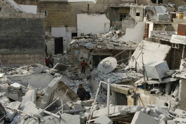 Destruição após ataque do regime: pelo menos 221 morreram nos últimos dez dias (Hosam Katan/Reuters)
