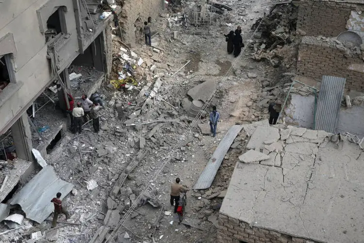 
	Destrui&ccedil;&atilde;o causada por ataque com foguetes em Duma, na S&iacute;ria
 (Reutes / Bassam Khabieh)