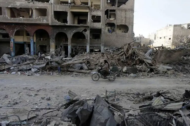 
	Destrui&ccedil;&atilde;o em Damasco: Sayda Zainab est&aacute; a 17 quil&ocirc;metros ao sul de Damasco
 (Bassam Khabieh/Reuters)