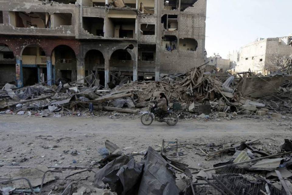 Ataques do governo e de rebeldes matam 21 na capital síria