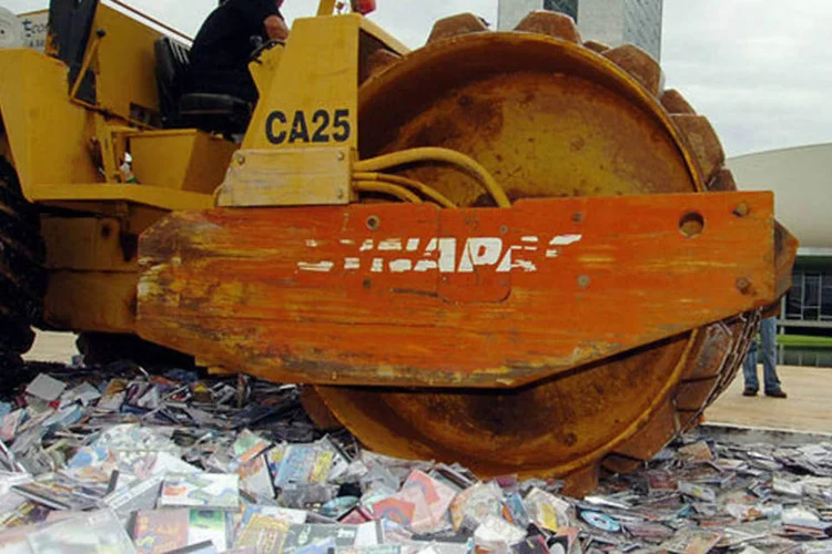 Destruição de pirataria (Abr)