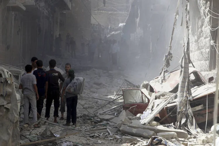 
	Destrui&ccedil;&atilde;o em Aleppo, na S&iacute;ria: ativistas disseram que os suprimentos foram refor&ccedil;ados desde que os ataques a&eacute;reos de Moscou come&ccedil;aram em 30 de setembro
 (Reuters / Abdalrhman Ismail)