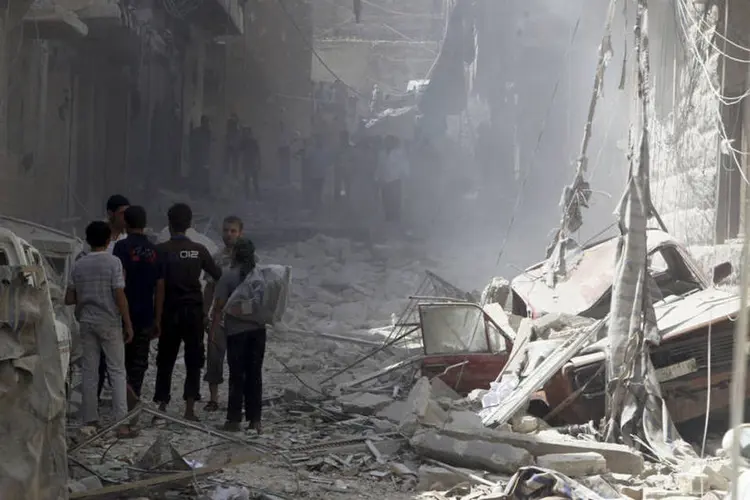 
	Aleppo, na S&iacute;ria: &quot;Estas a&ccedil;&otilde;es militares constituem uma nova escalada e s&oacute; impulsionar&atilde;o mais o extremismo e a radicaliza&ccedil;&atilde;o&quot;
 (Reuters / Abdalrhman Ismail)