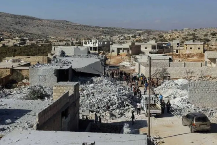 
	Destrui&ccedil;&atilde;o na prov&iacute;ncia de Idlib: 4 membros da Frente Nursa se explodiram na cidade, diz observat&oacute;rio
 (Abdalghne Karoof/Reuters)