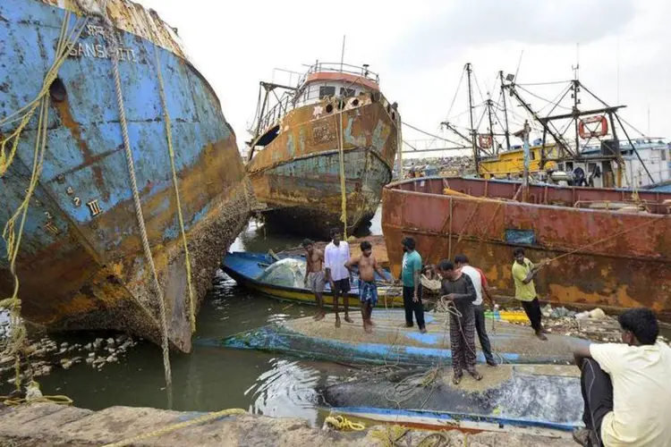 Destruição causada em barcos devido o ciclone Hudhud na costa leste da Índia (R Narendra/Reuters)