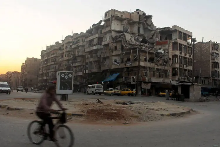 
	Destrui&ccedil;&atilde;o na cidade de Alepo, na S&iacute;ria: as for&ccedil;as governamentais s&iacute;rias iniciaram uma nova ofensiva a sul da cidade de Alepo no dia 17, apoiada por ataques a&eacute;reos russos
 (Reuters / Abdalrhman Ismail)