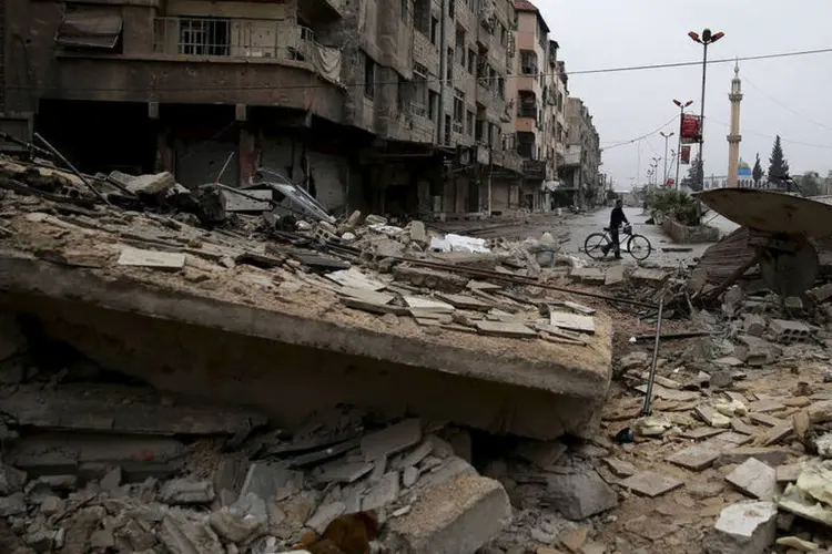 
	Destrui&ccedil;&atilde;o na S&iacute;ria: bombardeios tamb&eacute;m deixaram dezenas de feridos, alguns em estado grave, segundo a fonte
 (Bassam Khabieh/ Reuters)