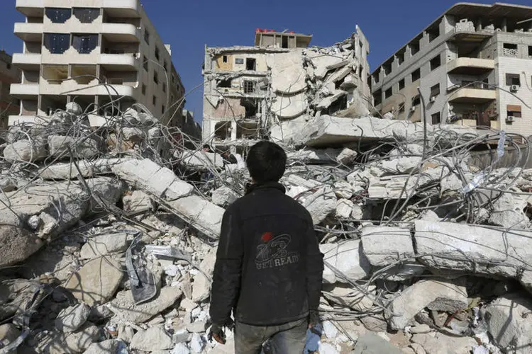 
	Guerra na S&iacute;ria: Daraa est&aacute; dividida em bairros sob o controle do regime e outros em m&atilde;os dos opositores
 (Omar Sanadiki / Reuters)
