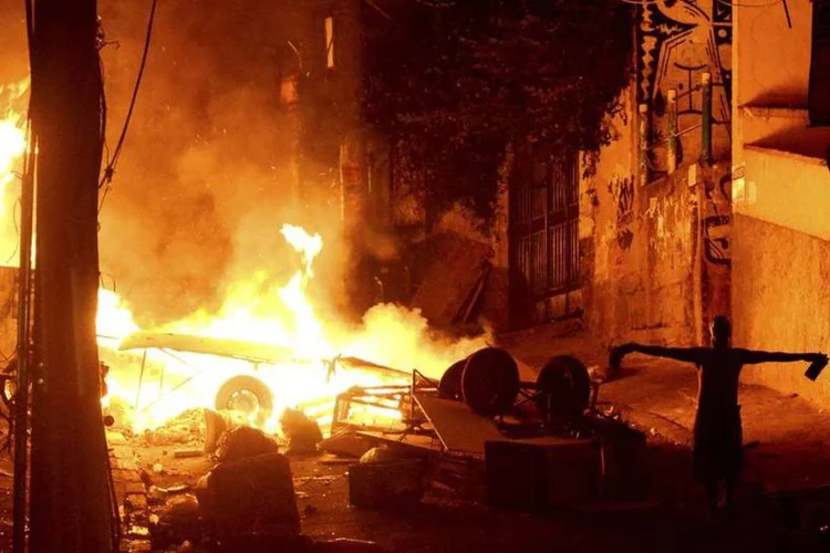 Destruição em protesto após morte de homem no Rio de Janeiro: polícia deteve seis pessoas no complexo de favelas do Alemão (Lucas Landau/Reuters)