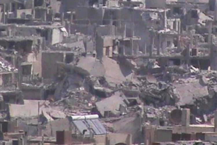 
	Imagem da destrui&ccedil;&atilde;o na cidade s&iacute;ria de Homs:&nbsp;evacua&ccedil;&atilde;o dos civis dos bairros afetados come&ccedil;ou hoje, segundo a televis&atilde;o oficial s&iacute;ria
 (AFP)