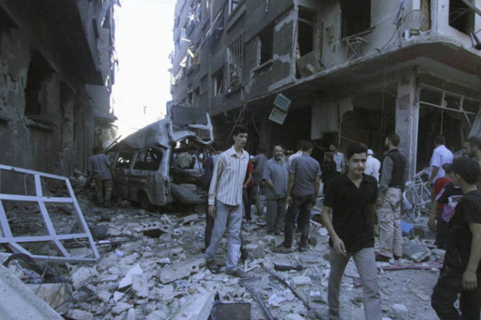Ataques aéreos matam 64 no leste de Damasco, diz grupo