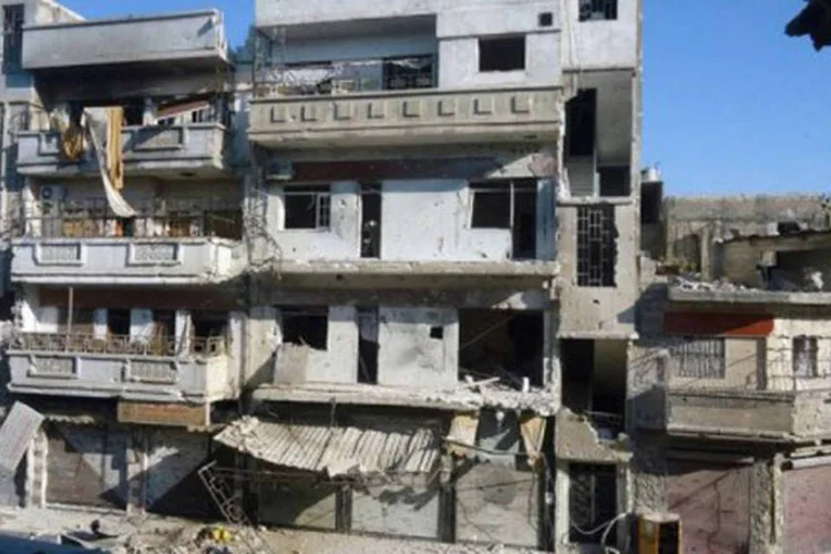 Prédio destruído: segundo o regime, o massacre seria uma tentativa de mobilizar a opinião pública contra a Síria e provocar uma intervenção estrangeira (AFP)