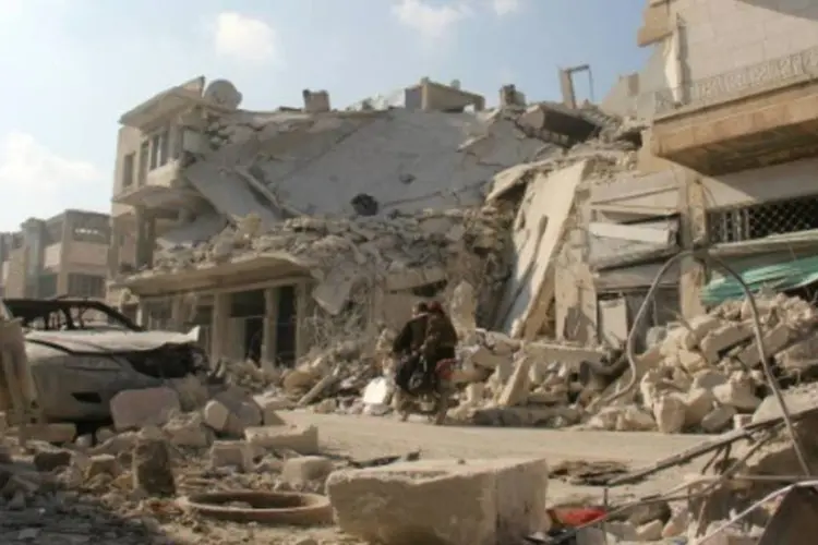 
	Destrui&ccedil;&atilde;o na S&iacute;ria: um total de 486.700 pessoas vivem sitiadas na S&iacute;ria, das quais mais da metade, cercadas pelo regime
 (Omar Haj Kadour/AFP)