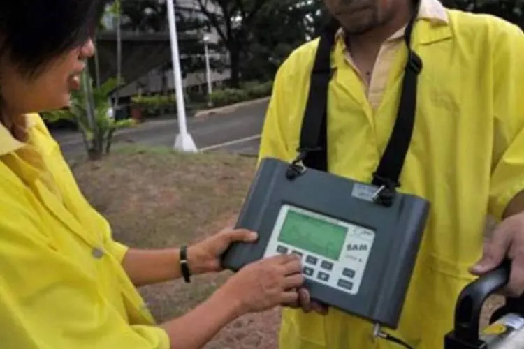 Cientistas usam detector de radiação portátil em Manila: temor se espalha na Ásia (Ted Aljibe/AFP)
