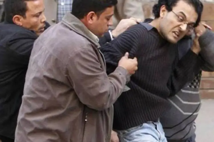 Manifestante detido no Cairo: 6 morreram e dezenas ficaram feridos nos protestos (Mohammed Abed/AFP)