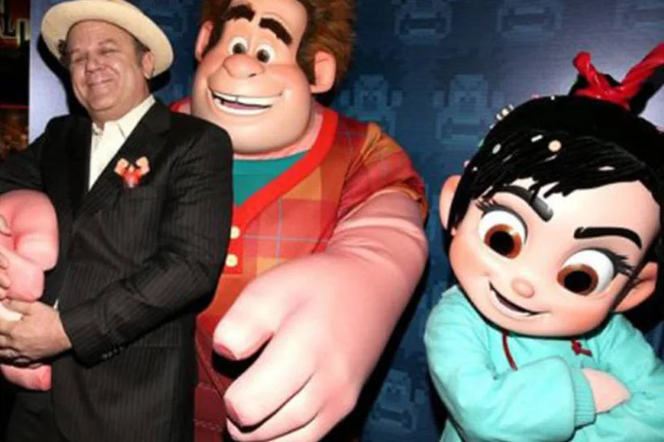 O ator John C. Reilly é abraçado pelo personagem de "Detona Ralph": durante suas aventuras, Ralph vai descobrir mundos muito diferentes do seu (©AFP/Getty Images / Christopher Polk)