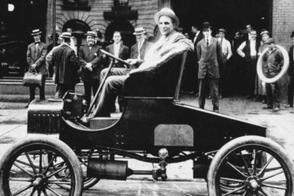 Henry Ford circula pelas ruas de Detroit em um carro de sua empresa, em 1905 (Keystone Features/Getty Images)