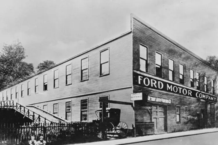 Imagem da primeira unidade de fabricação em massa da Ford em Detroit, localizada na Mack Avenue, em 1903 (Keystone Features/Getty Images)