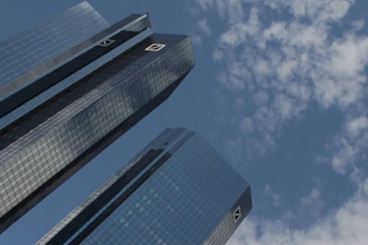 Sede do Deutsche Bank, em Frankfurt: com o anúncio da previsão de perdas no 3º tri pela compra do Postbank, começou a pressão sobre os papéis do banco (Getty Images)